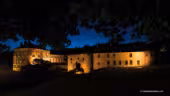 Chateau de Vallery - entre forêt et ciel étoilé, extérieur nuit, la façade du château qui accueille des mariages à proximité de Paris