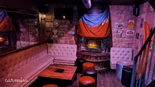 Gentleman Pub-Petite Salon cheminée
