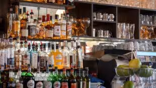 Les deux stations - Le bar
