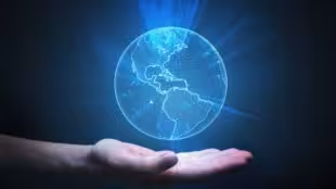 Projection d'hologramme - Man is holding glowing globe in hand. Global network concept.