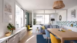 UNE MAISON BLEUE