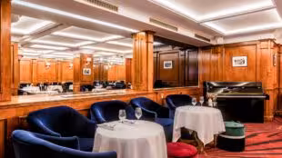 Club 13 Restaurant / Projection