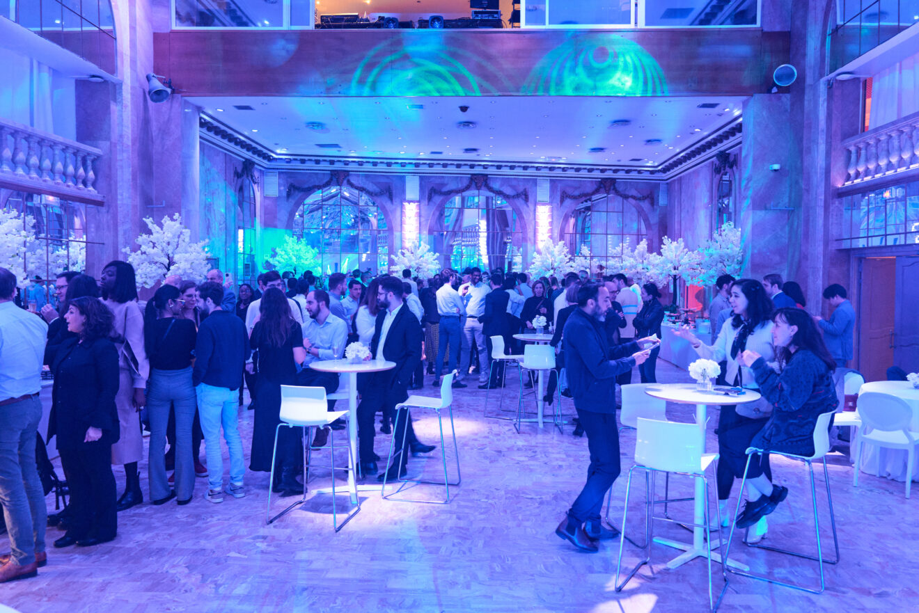 Tables mange debout lors de notre soirée organisée pour Bouygues aux Salons Hoche