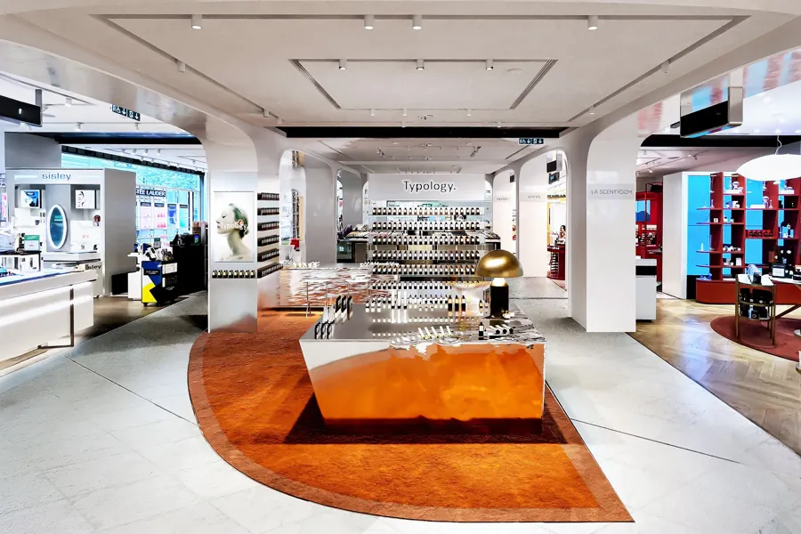 Corner typology  à côté d'autres marques cosmétiques comme Sisley à gauche