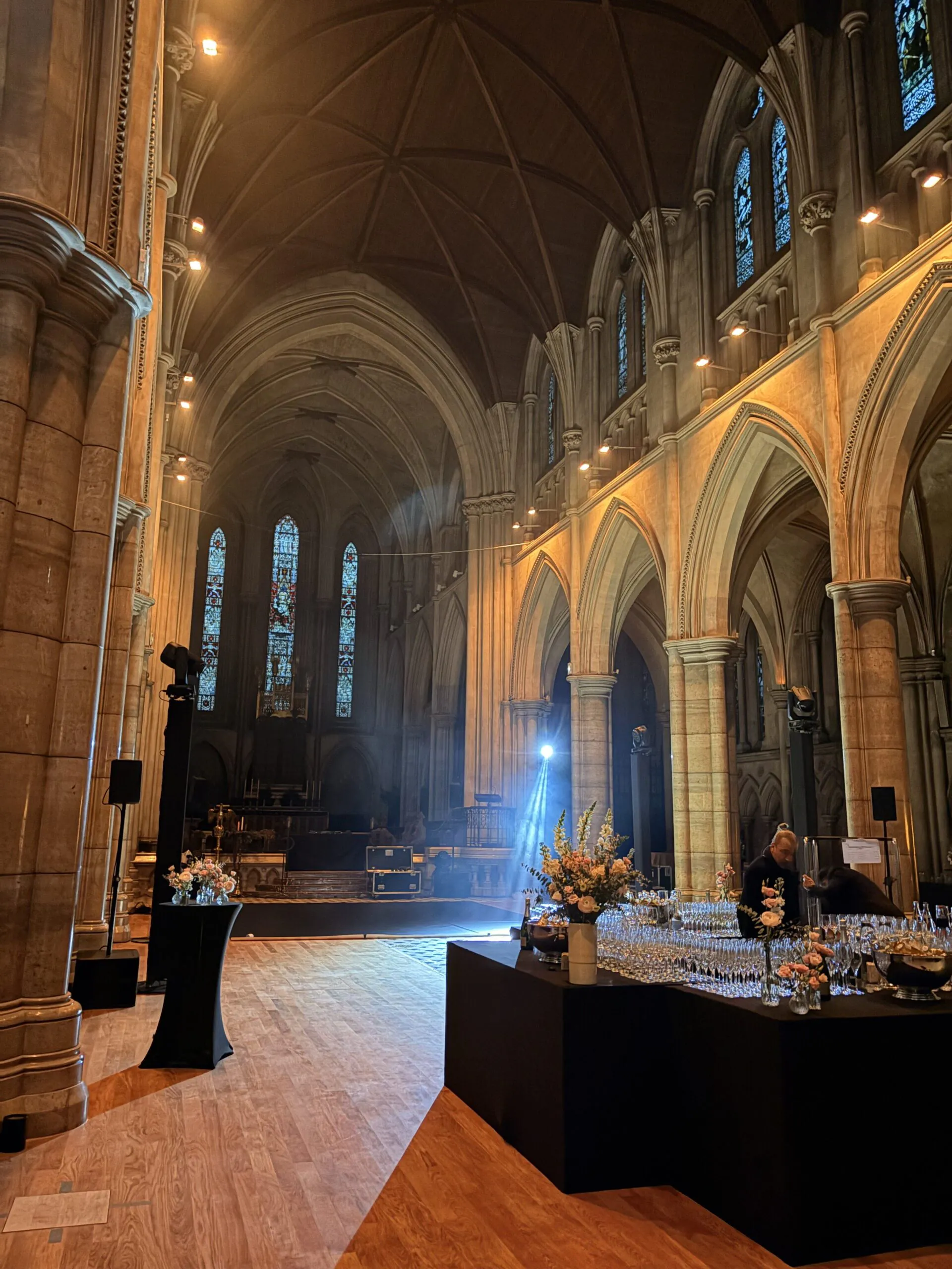 Grand hall de la cathédrale américaine avant l'arrivée des participants 