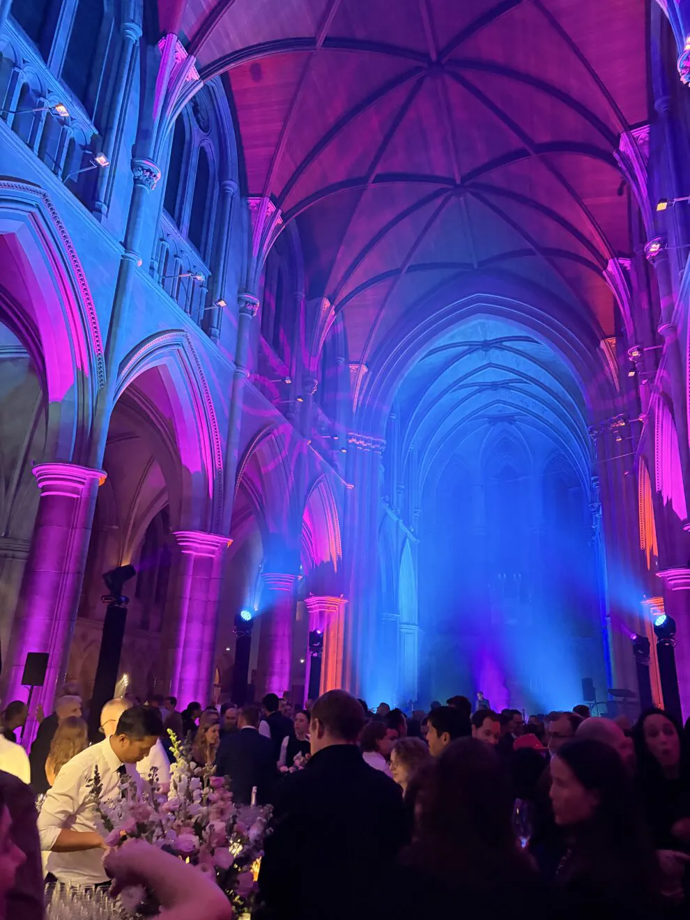 Intérieur de la cathédrale américaine mis en lumière 