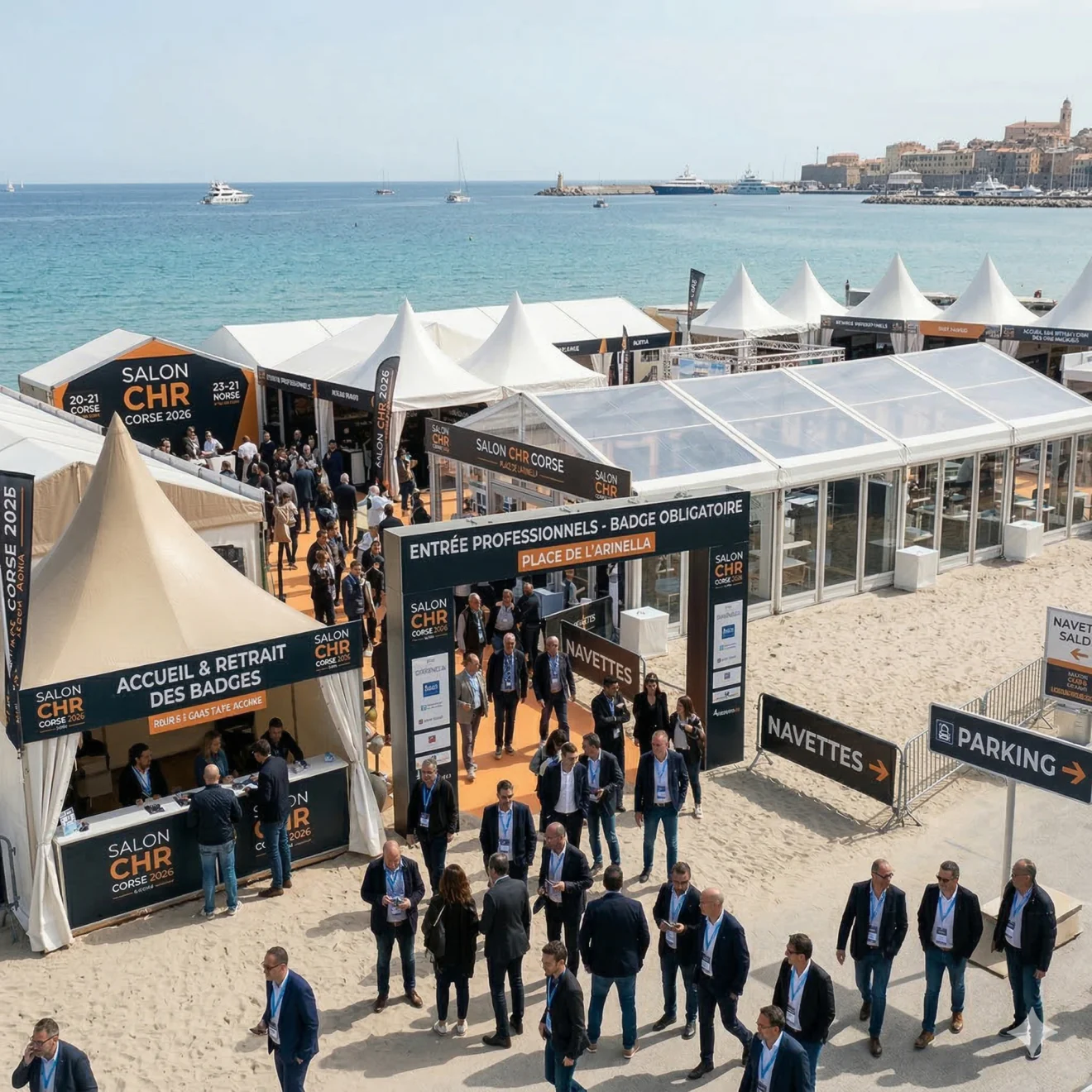 Salon professionnel avec chapiteaux blancs installés sur la plage de l'Arinella à Bastia, en bord de mer.