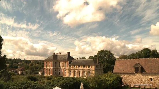 Chateau de Vallery - en toile de fond, extérieur jour, la façade du château qui accueille réceptions et mariages à une heure de Paris