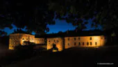Chateau de Vallery - entre forêt et ciel étoilé, extérieur nuit, la façade du château qui accueille des mariages à proximité de Paris