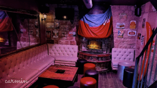 Gentleman Pub-Petite Salon cheminée