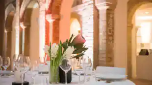 le-cloitre-repas-assis