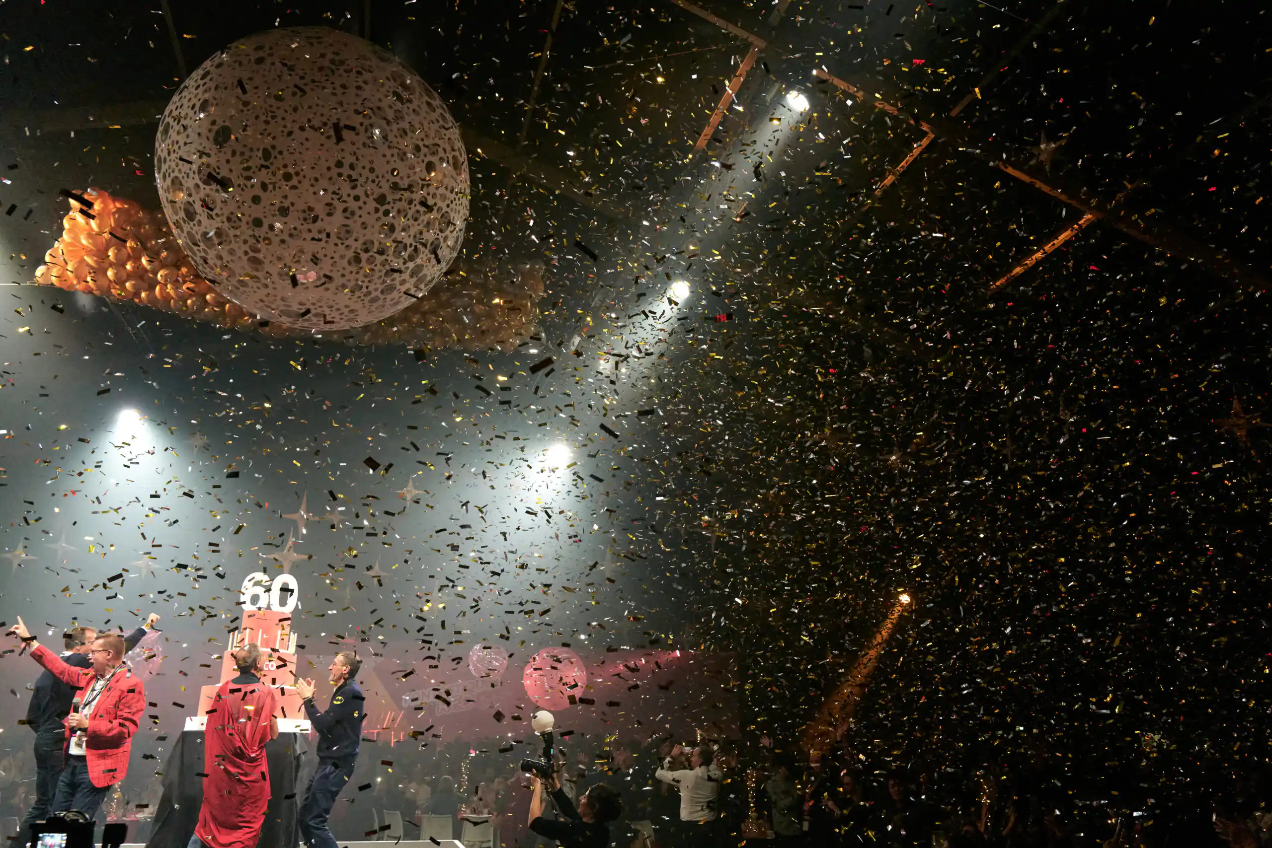 Finale anniversaire – confettis et gâteau des 60 ans sur scène