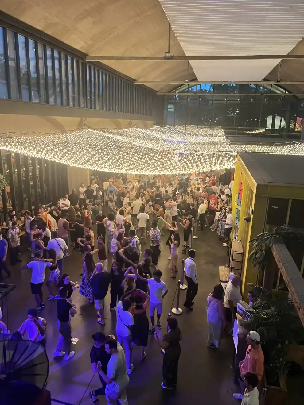 Networking sous guirlandes lumineuses – parcours participants fluide