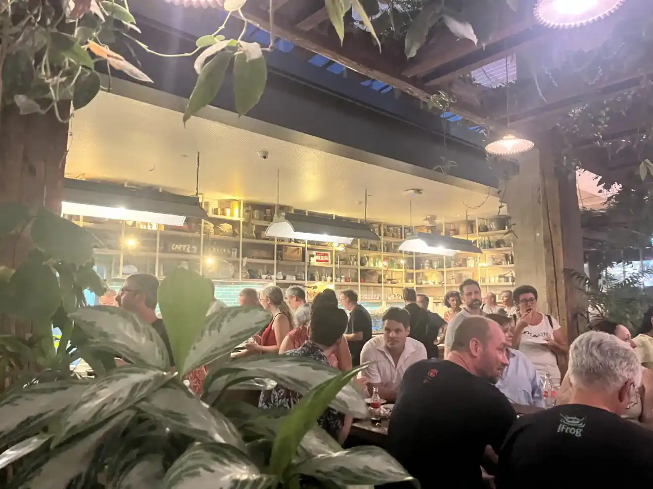 Cocktail à la BnF – bar végétalisé – nombreux convives
