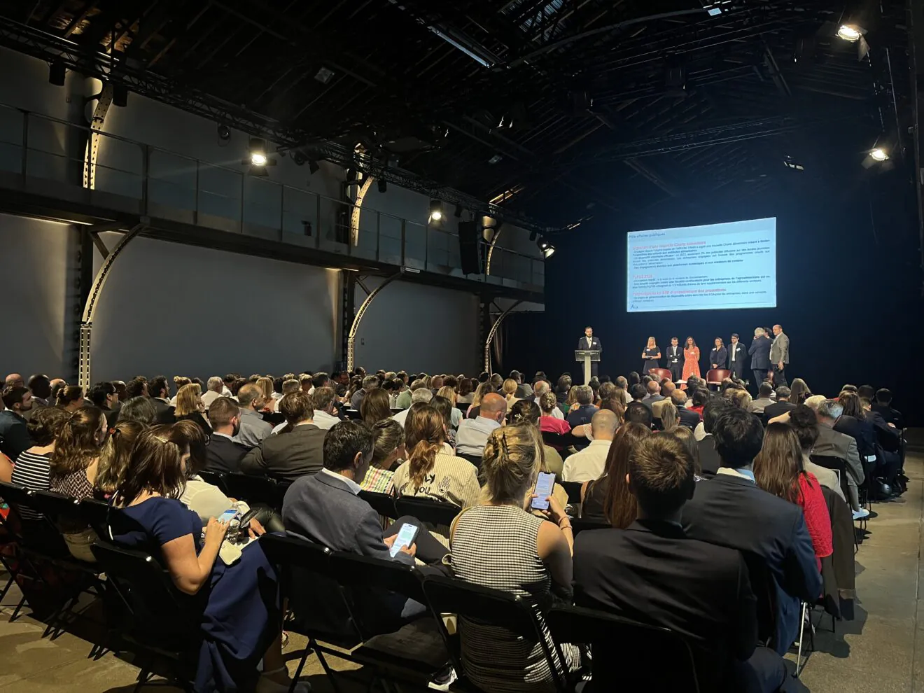Plénière ANIA – grande halle industrielle – public attentif