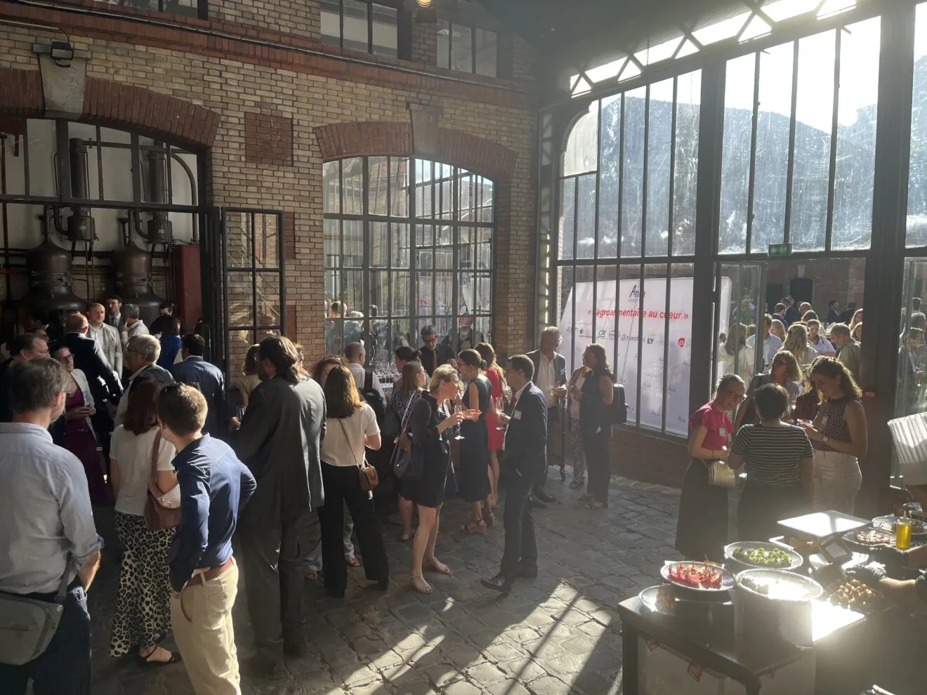 Cocktail ANIA – verrière lumineuse – foule en conversation